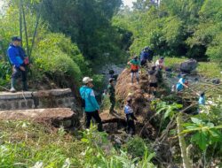 Babinsa Dawuhan Kawal Evakuasi ODGJ, Warga Dirujuk ke RSUD Koesnadi Bondowoso