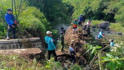 Babinsa Dawuhan Kawal Evakuasi ODGJ, Warga Dirujuk ke RSUD Koesnadi Bondowoso