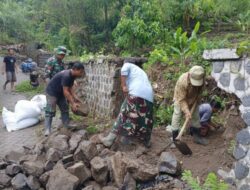 Plengsengan Roboh di Leprak Diperbaiki, Babinsa Turun Langsung Pimpin Karya Bhakti Warga