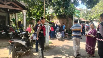 Patroli Sat Samapta Polres Bondowoso gercep menerima laporan pohon tumbang oleh masyarakat